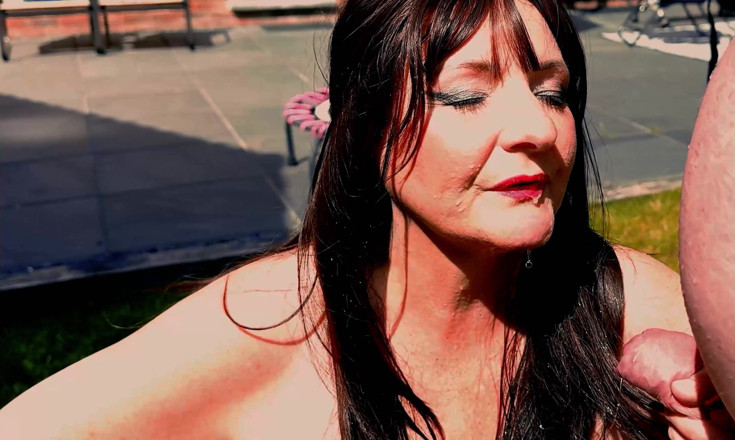 ithastopeefun: Piss Fun in the Garden