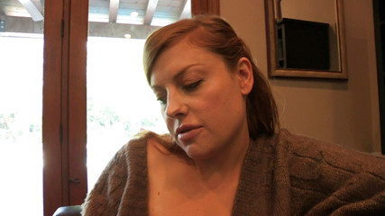 Naughty Girls: Une rousse avec des taches de rousseur baise avec sa...