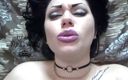 Goddess Misha Goldy: Нюхает губу и трахает губу во время мастурбации