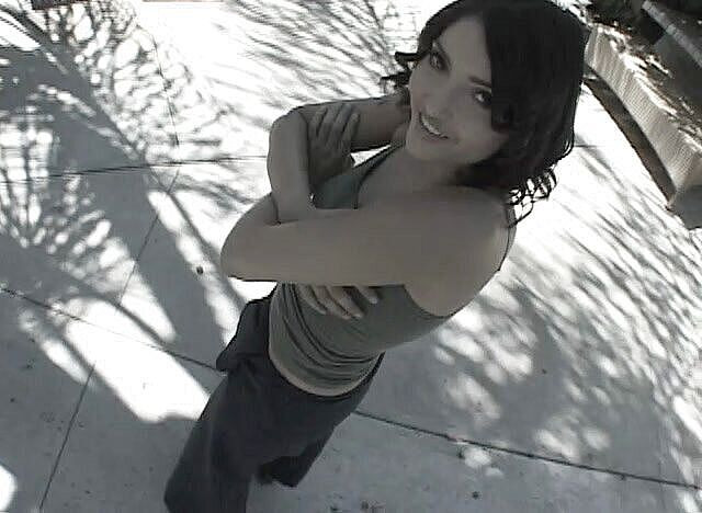 Cryptostudios: Une brune à la poitrine énorme se fait baiser par son énorme voisine à...