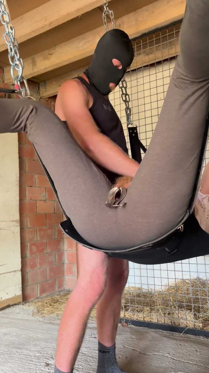 Farmer-Farmgirl: Bir spekulum tarafından vajinasına işemek - gözleri bağlı orospu çiftlik kızı bdsm...