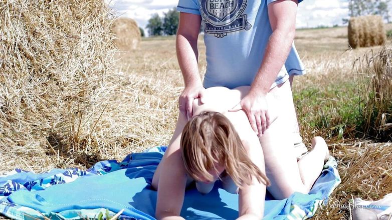 MILF Oxana: Dogging in front of a tractor driver