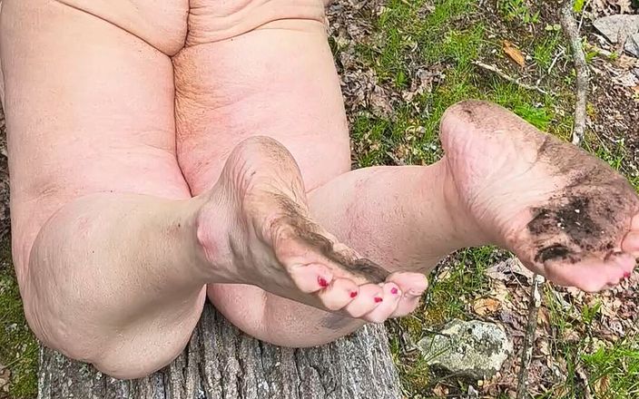 HerculesnVENUS: Pies desnudos y sucios ella sabe cómo hacer que golpees...