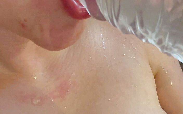 Licking beauty: Badewanne dildo-masturbation nasser blowjob lutschen