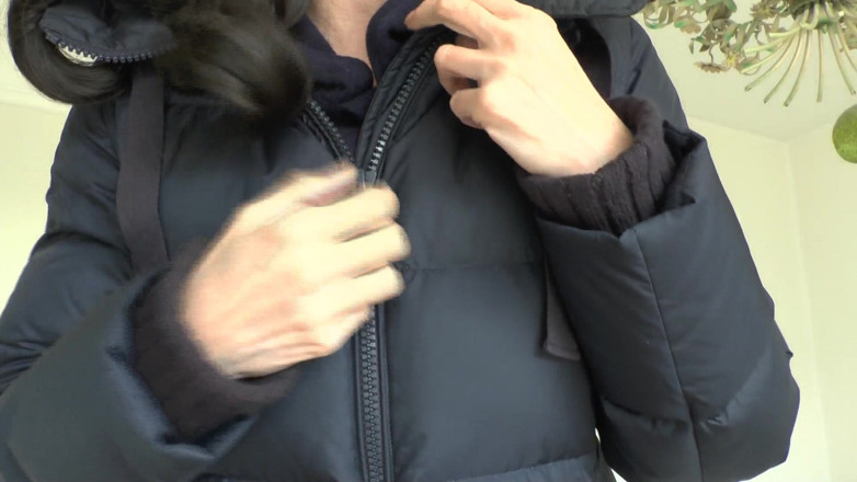Lady Victoria Valente: Test cu fermoar pe o haină de culoare albastru închis, doamna...