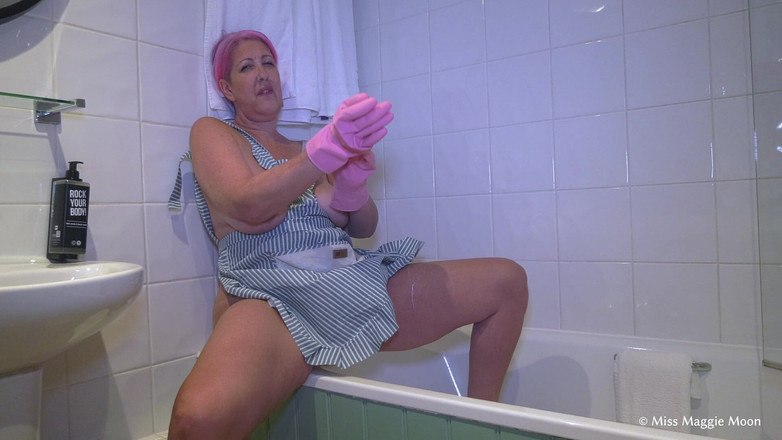 Maggie Moon: POV macecha čištění v zástěře a gumových rukavicích