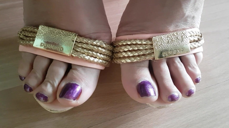 Kinky Dirty Blondy: Feet fetish play!