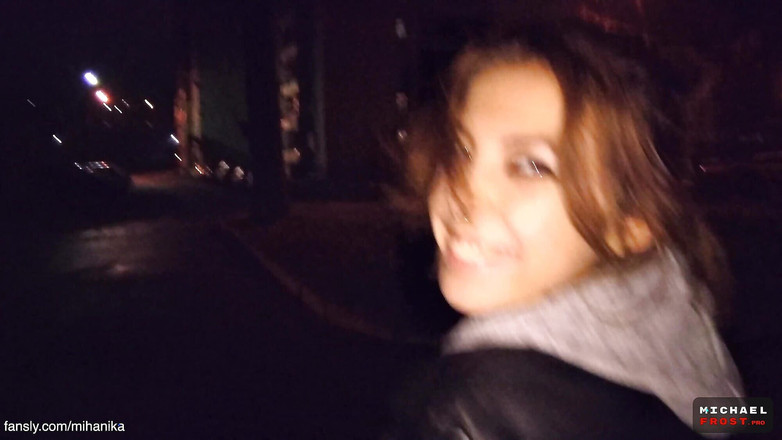 Michael Frost Pro: knullar på en plats och går med sperma i trosor