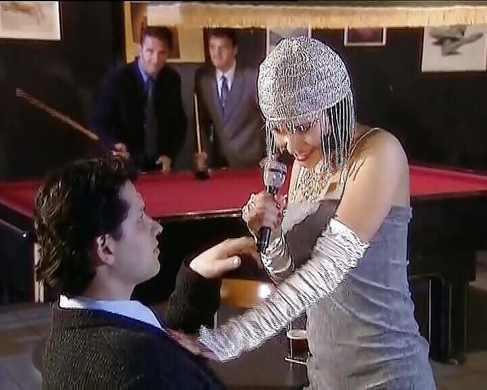 Porno kino: 一个来自德国的漂亮女郎在酒吧被插菊花2