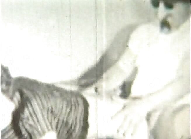 The Vintage Era: O mamă sexy retro este futută pe la spate