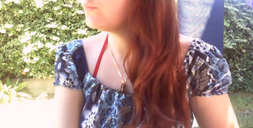 Nicoletta Embassi: Cewek cantikmu pamer taman penuh dengan kencing