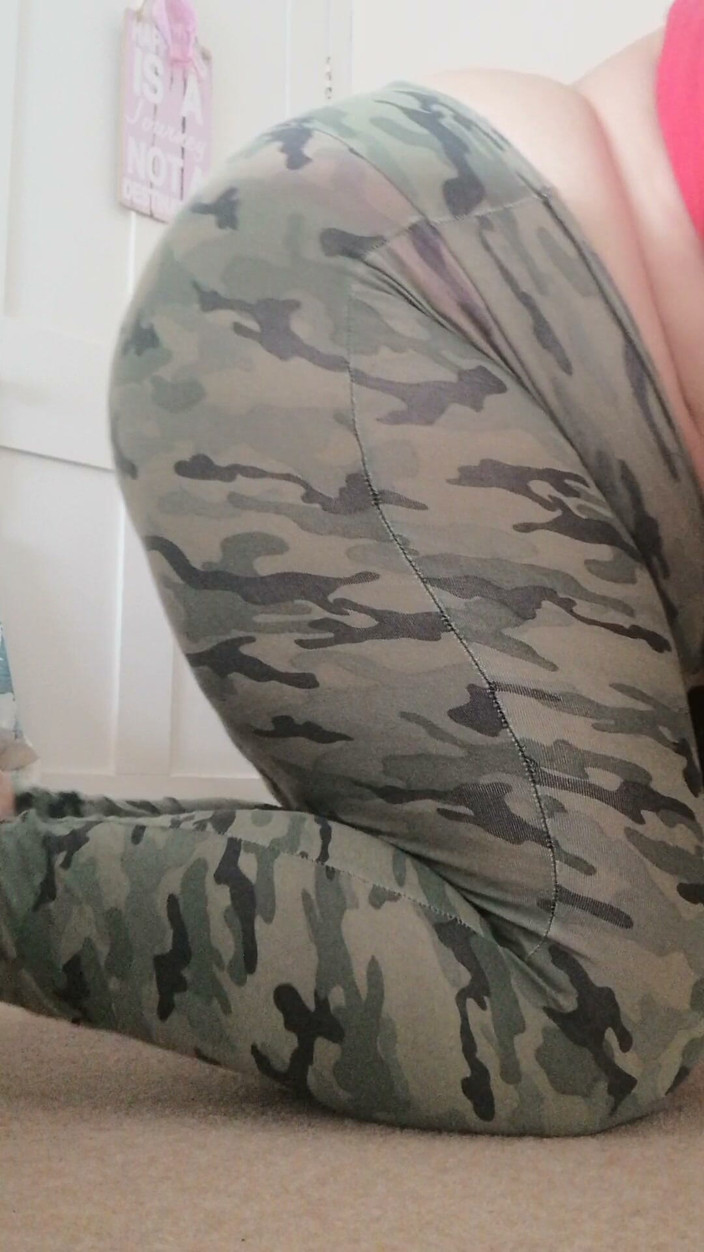 Kitty Queen: La grande milf naturale kitty queen in leggings stretti viene...