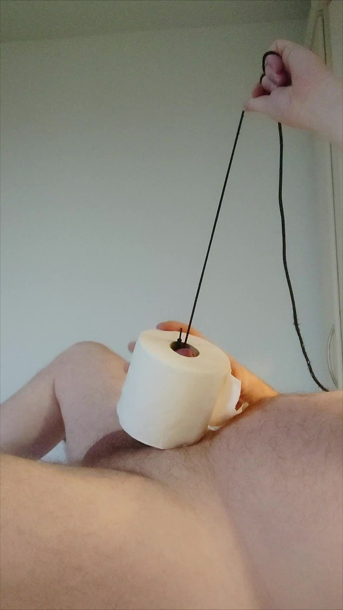 Carmen_Nylonjunge: Nylonjung Scopa Il Rotolo Di Carta Igienica Arrapato