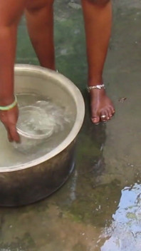 Ibu tiri India bertetek besar mandi di rumah