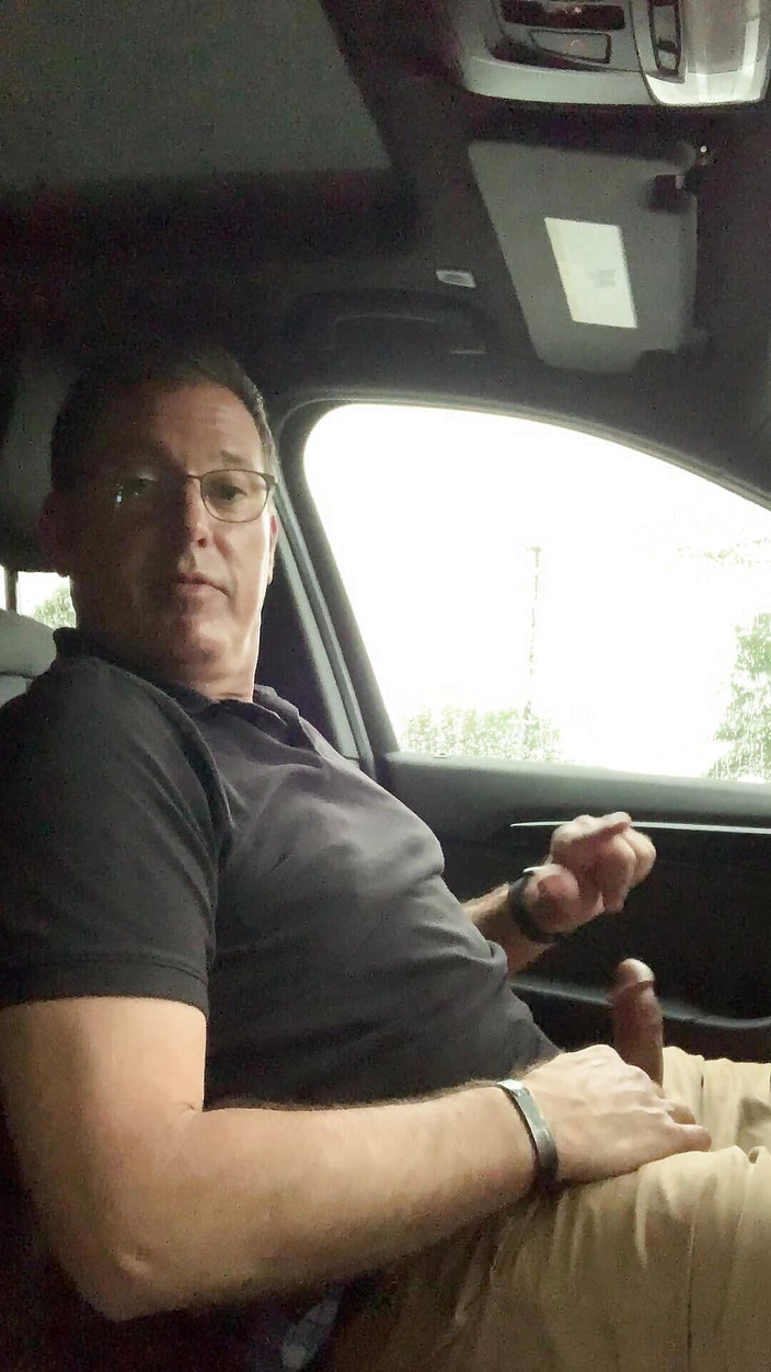 TJenner: Мастурбирует в машине. Дрочу в машине