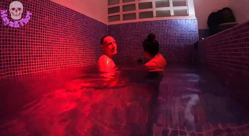 Mayay Thor X: Jebanie w Public Spa Footjob i Creampie dla Naughty Busty