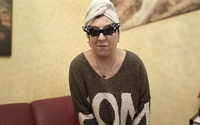Veronica Rossi: Veronica Rossi Official - Hon vill locka dig med sin nakna...