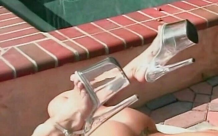 Lesbo Tube: Outstanding blonde babe licks her gf&amp;#039;s pussy outdoors