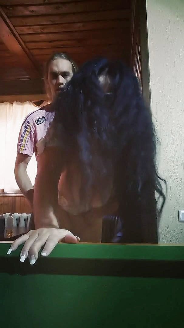 Boniklay: Pelajar itu mengongkek cikgu Boniklay di atas meja kolam