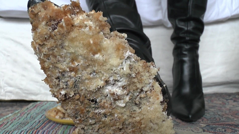 Lady Victoria Valente: Еда в сапогах! Поедание торта из подошв в видео от первого лица, леди Виктория Валенте