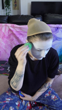 Alice dělá make-up