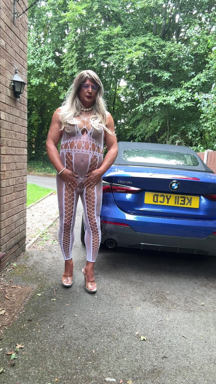 Kellycd2022: Crossdresser seksi Kellycd2022 dalam pakaian kucing dan tumit jala putih