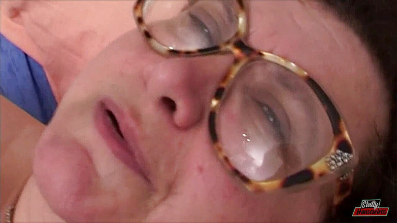 Vere Casalinghe Italia.: O bătrână excitată se masturbează acasă cu un vibrator