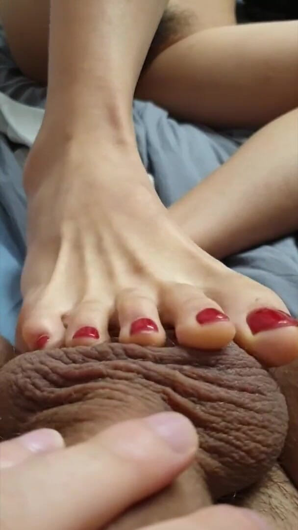 SpicyGum: June Liu – quick amateur footjob
