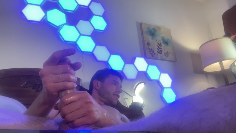 Savage confidence: Auf dem bett liegen mit Kamera zwischen meinen beinen sehen...