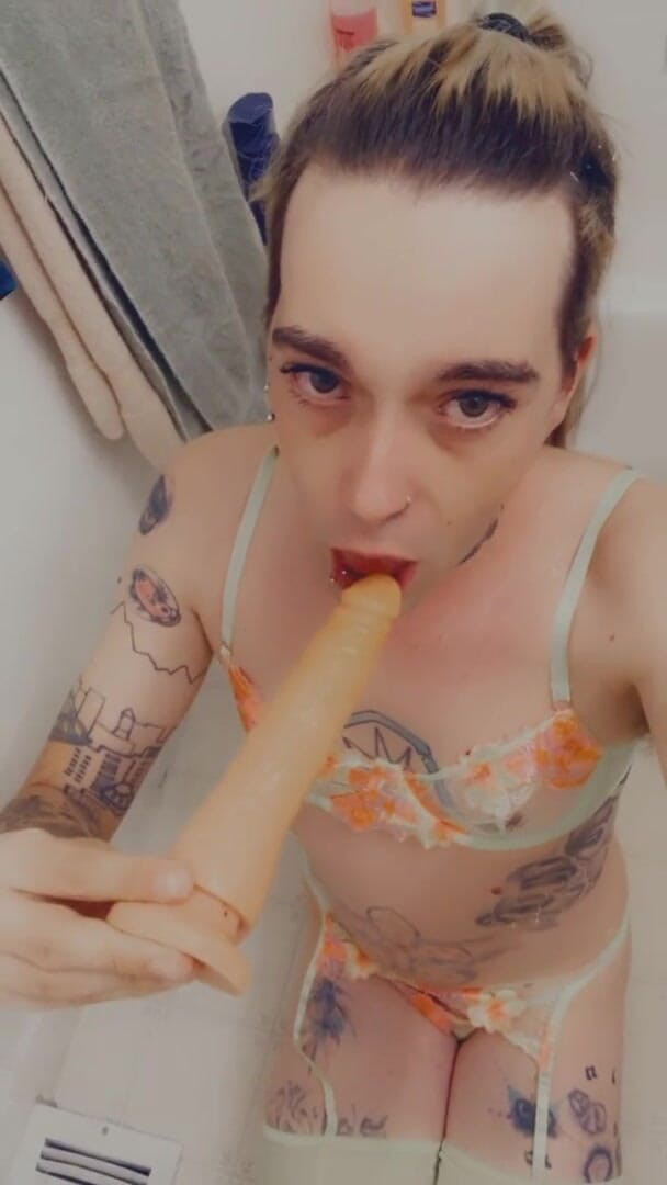 CarmenMelatonin: Beach Babe Ready to Play