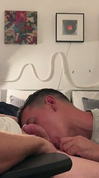 Eu chupo o pau dele até ele gozar na boca