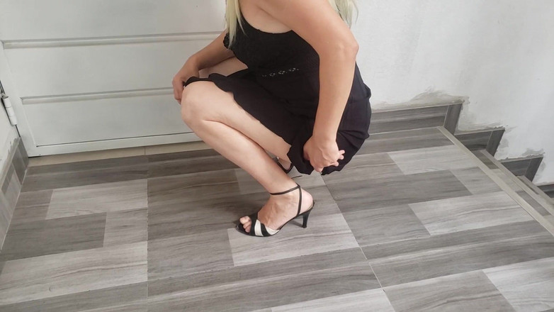 Agnes Swallow: Adik tiri panas membuang air kecil di tangga dan menghisap...