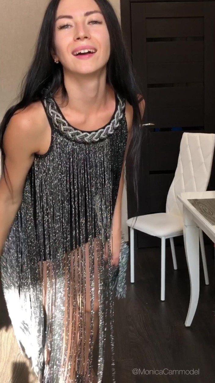 Princess Monica: Clip de modelado en 9 vestidos diferentes