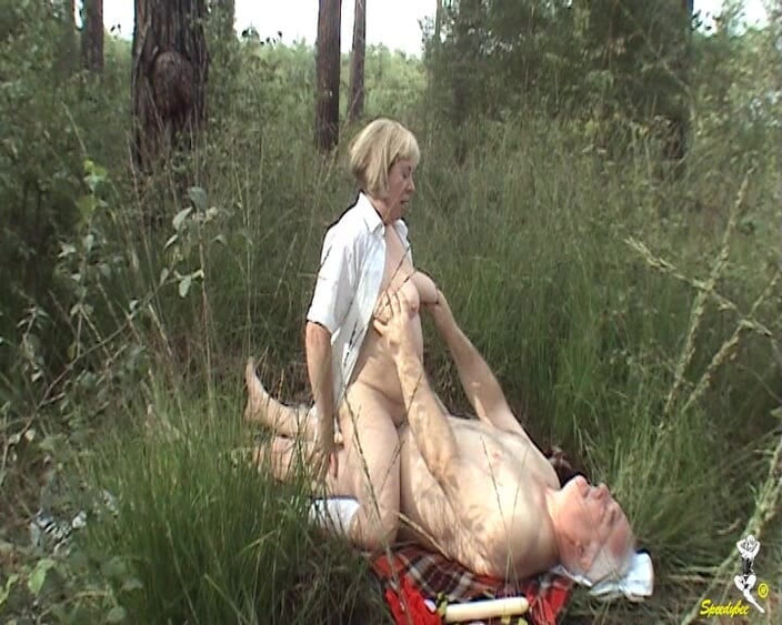 Dirty Doctors Clips: 和肮脏的医生在户外做爱