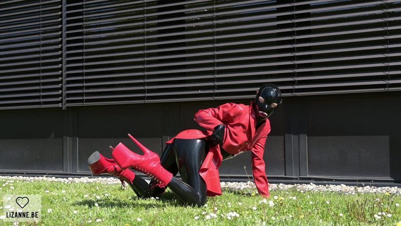 Lizanne: Latex Rouge Printanière