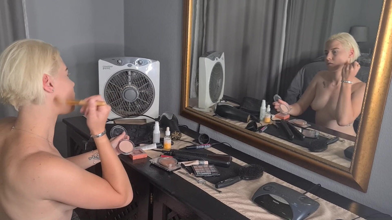 domslutfucker: Seios Pequenos Pálidos Corte De Cabelo Loira Fazendo Sua Maquiagem...