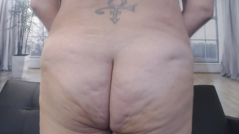 Abby Anna: Closeup jiggly bounce ass cheeks