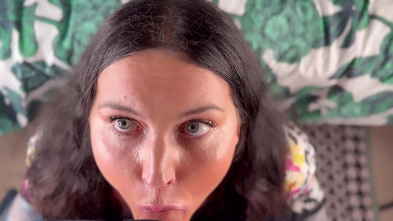 MissFFW: Bayan ffw fb'nin ağzına boşalması için yalvarıyor