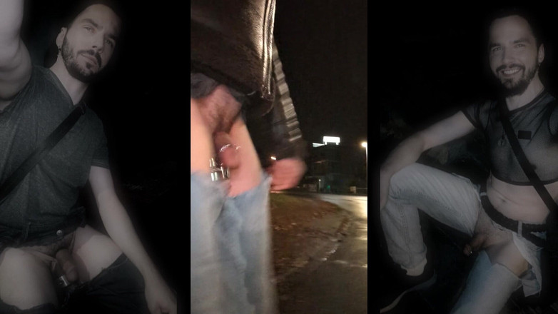 kinkygaynudist: Gescheurde Spijkerbroek Lopen - Er Wordt Niets Aan De Verbeelding Overgelaten!