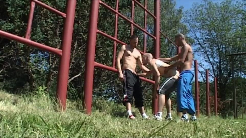 Young Bastards: Sesi Latihan Dubur Chavs