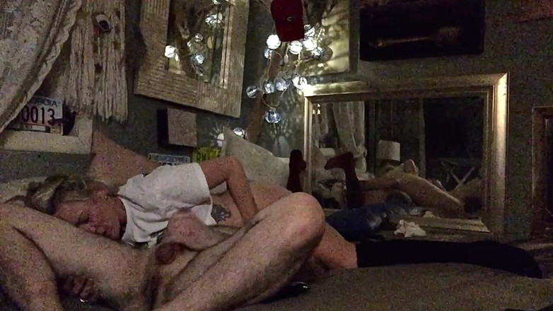 Ronjon0069: Acostado jugando