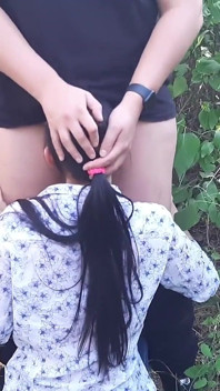 Memek dan pantatku dijilat sama orang asing di hutan