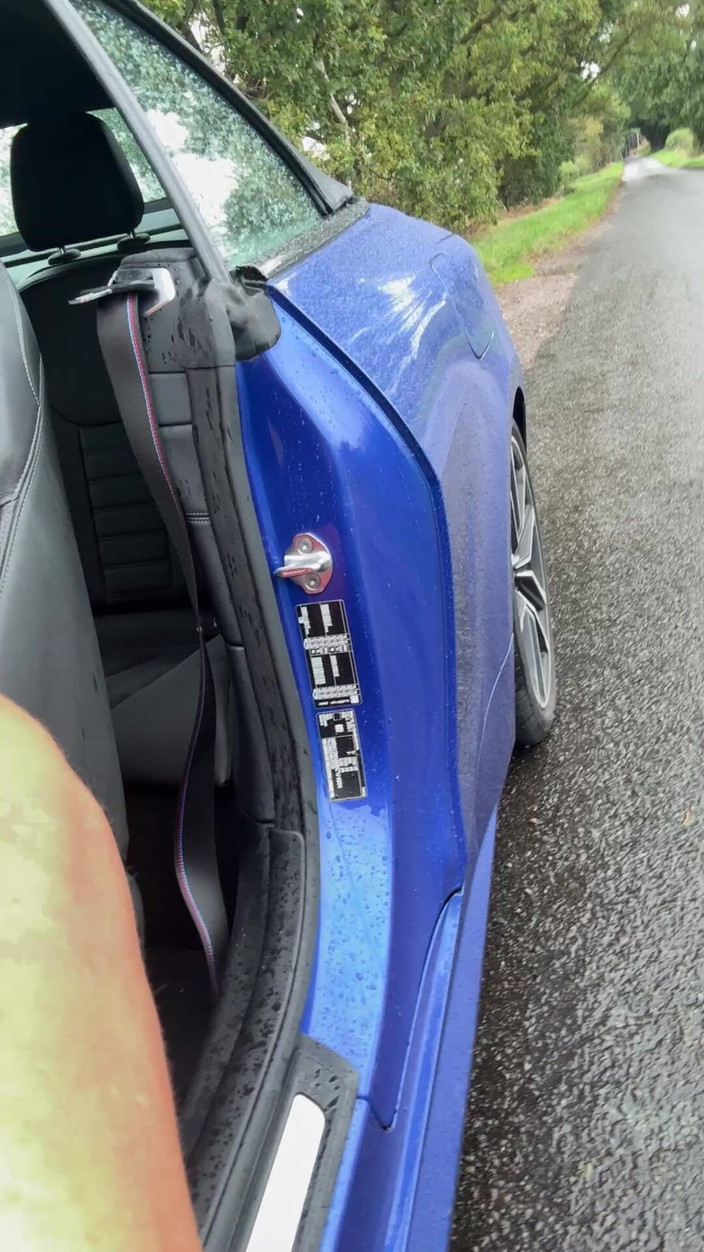 Kellycd2022: Crossdresser seksi Kellycd2022 Out untuk memandu dalam pantyhose lancar merah...