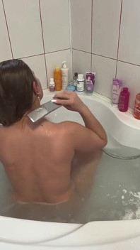 Haleine retenue sous l’eau, lavage de cheveux et rinçage de vinaigre