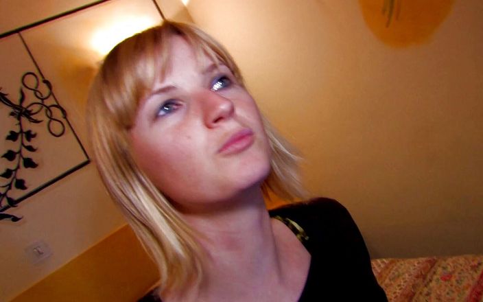 Hot Pornstars: Nare blonde Euro babe berijdt anaal een pik