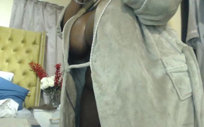 Legendary Booty Overdose: Azgın zenci iri güzel kadın mutfakta mastürbasyon yapıyor ve striptiz...