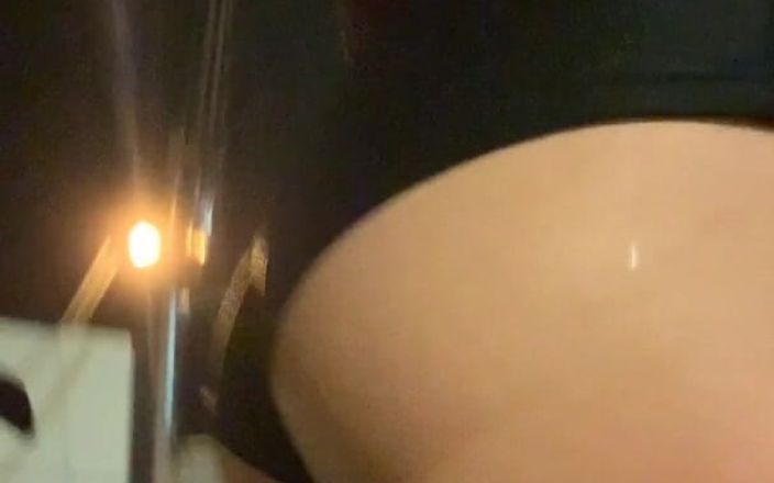 CindieLove: 完全上瘾的暴露狂变装荡妇