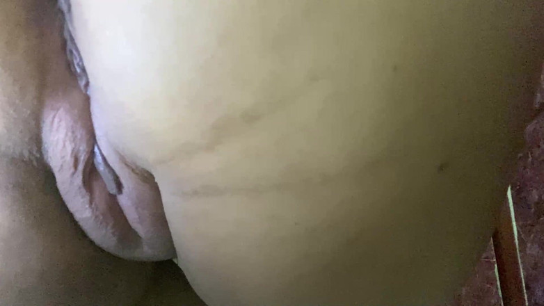 irina69star: Secretaria atrapada en el baño meando