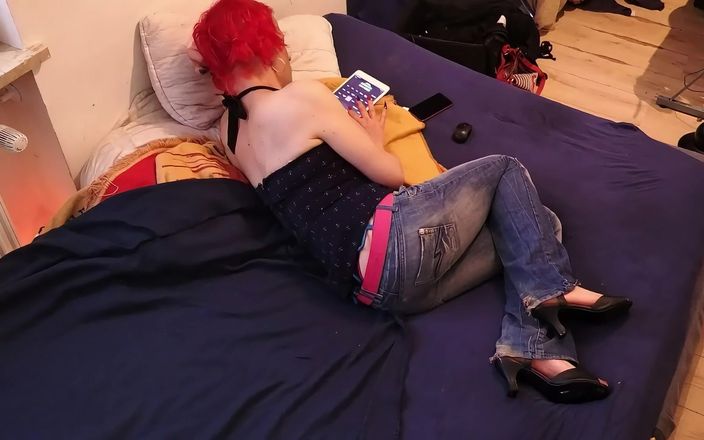 DARIA DEEPES: Hett rött huvud tranny leker med sig själv