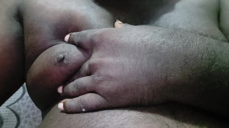 CarvingShovel: तमिल लड़का हॉट स्तन और पेशाब